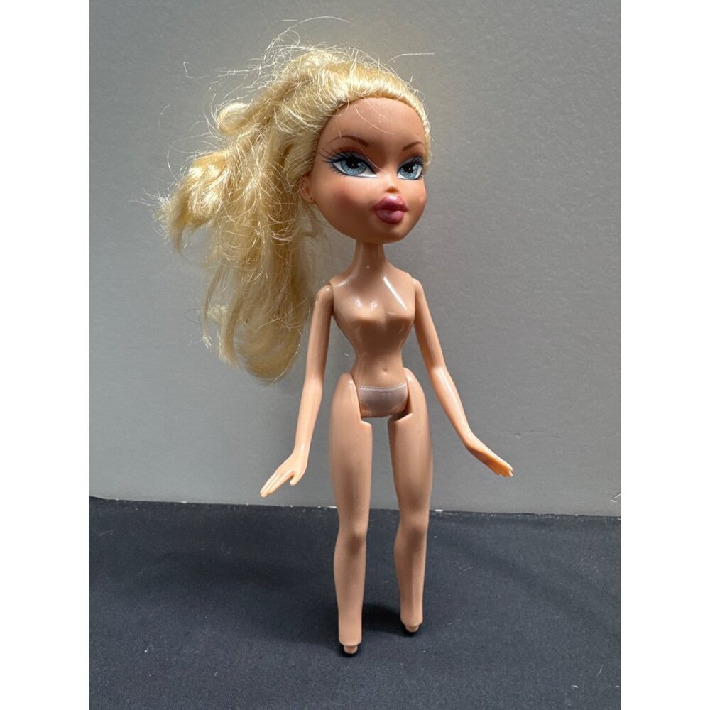 Bratz Doll Blonde Hair Blue Eyes 2001 MGA Collectible 10 Inches Vintage Fashion